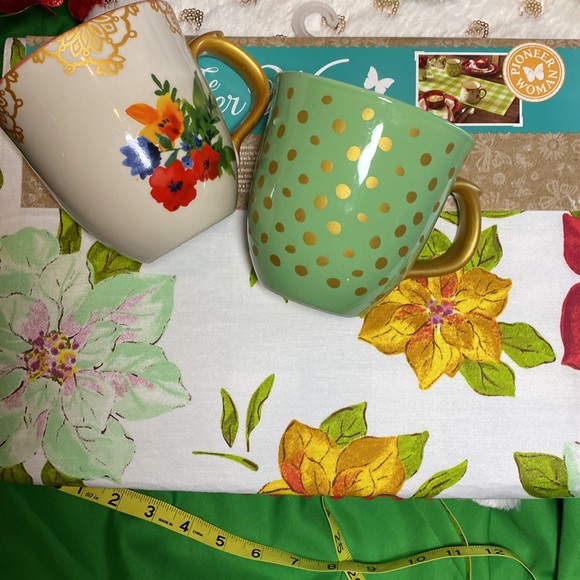 Pioneer Woman 🦋Reversible Poinsettia 🎄Table Runner, Brand New! 🎄 - Picture 6 of 8
